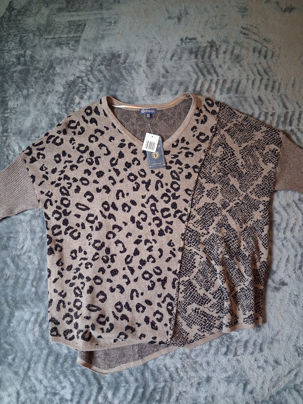Democracy Top NWT Womens Taupe Animal Print XL Vneck Sweater Leopard - Picture 6 of 7